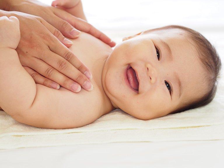 Sau khi sử dụng quạt sưởi cho bé khoảng một tiếng thì các bố mẹ lưu ý nên hé cửa sổ hoặc cửa đi trong phòng ra một chút để giúp không khí được lưu thông