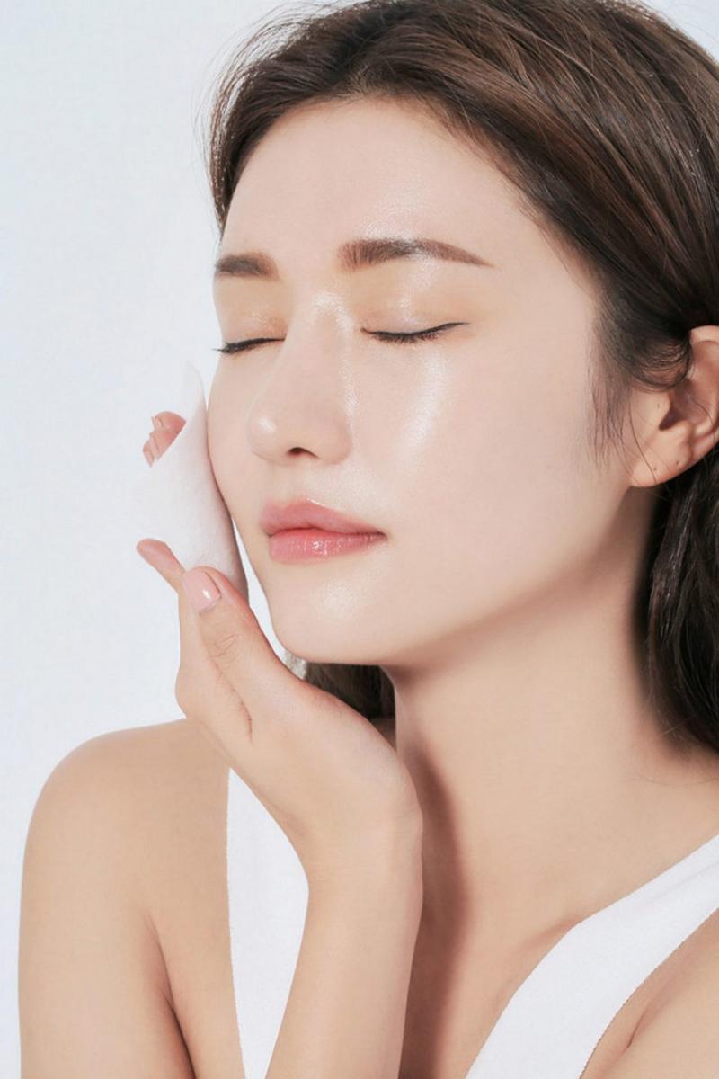 Thoa kem dưỡng ẩm khi da đang khô căng