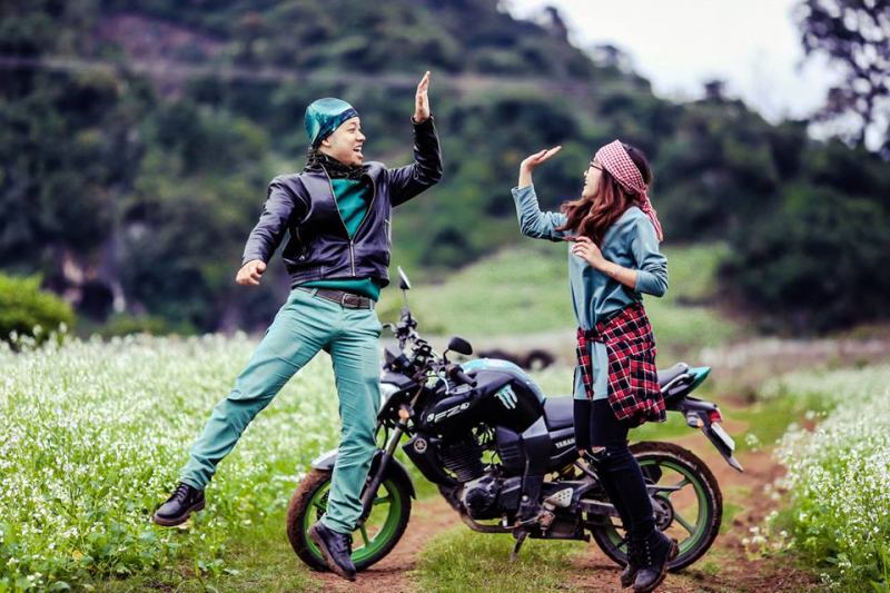 Thoải mái dừng lại chụp ảnh, trò chuyện với người dân