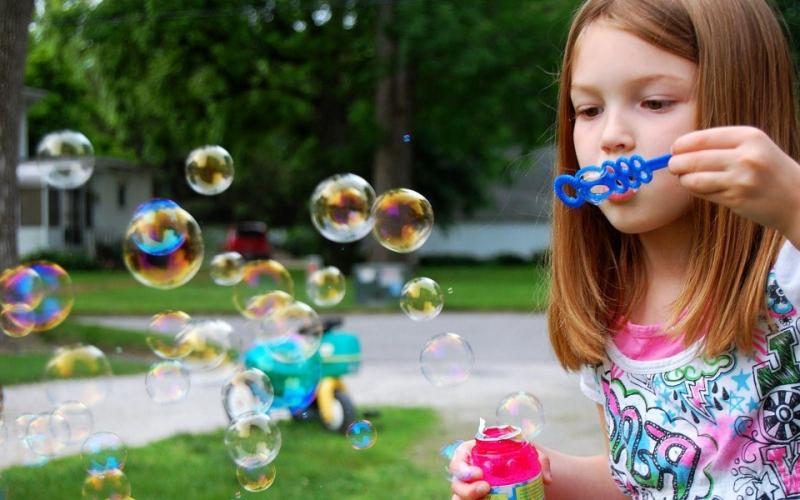 Thổi bong bóng với dầu rửa bát