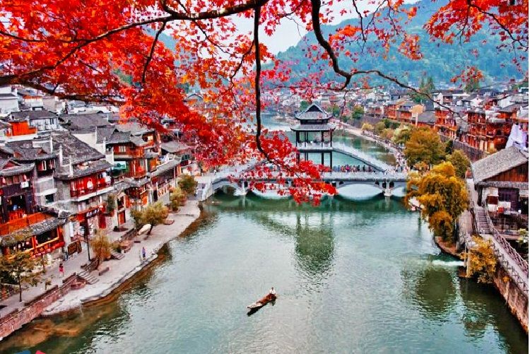 Du lịch Phượng Hoàng Cổ Trấn vào mùa thu