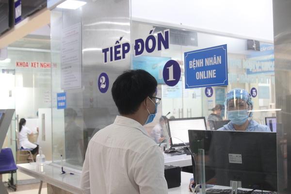 Bệnh nhân làm thủ tục tại Quầy đón tiếp bệnh nhân đăng ký online