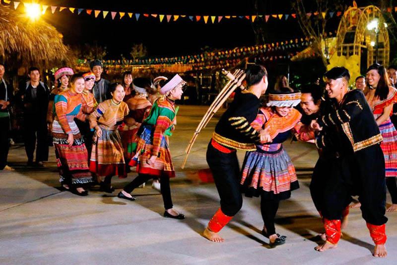 Thổi khèn tìm bạn tình ở chợ tình Sapa