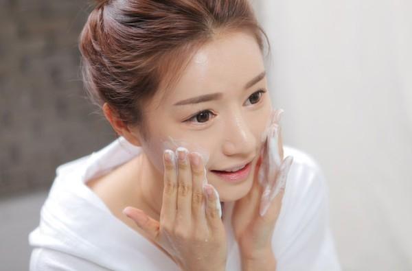 Tẩy trang đúng cách để bảo vệ làn da của bạn