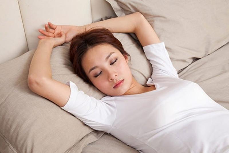 Nằm ngửa tưởng chừng là thói quen vô hại nhưng hệ lụy không ngờ