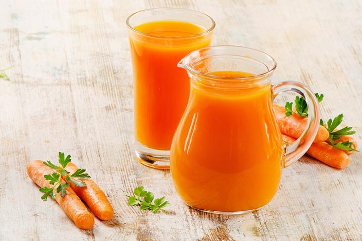 Uống nước ép hoa quả