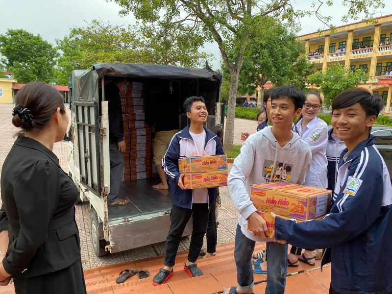 Ngày 02/11, Đoàn trường THPT Trần Hưng Đạo cùng các em học sinh đã bàn giao tổng cộng 215 thùng mì tôm cho Đội Thiện Nguyện tỉnh Hưng Yên để Đội Thiện Nguyện kịp thời mang đến tay bà con Miền Trung