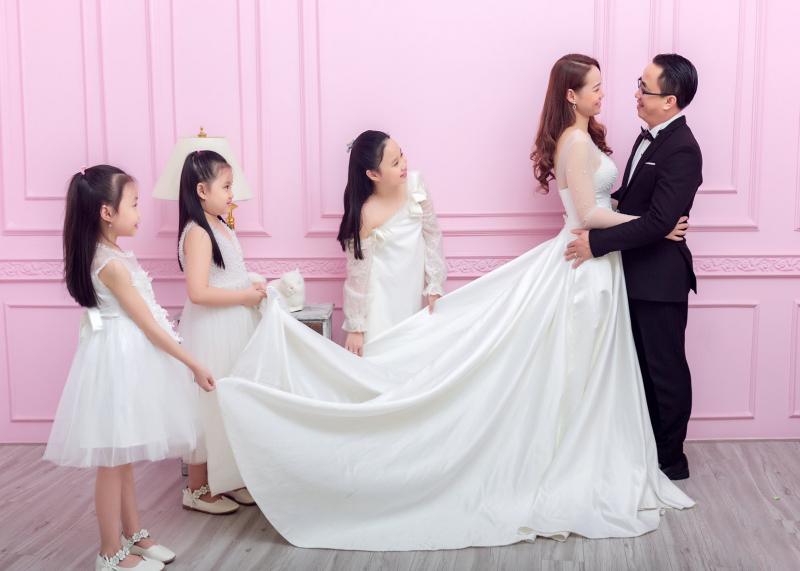 Lưu giữ khoảng khắc gia đình hạnh phúc tại Thu Giang Studio nhé.