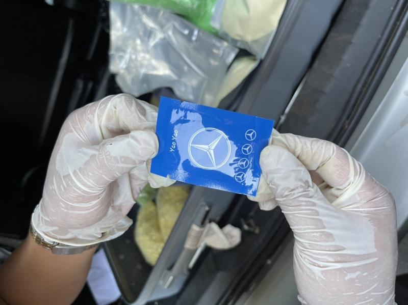 Trên bao bì gói ma tuý in hình biểu tượng Mercedes. (Ảnh: CACC)