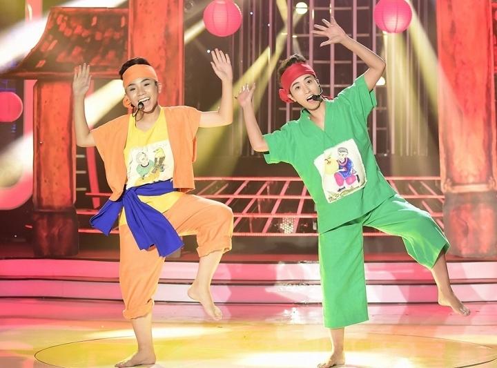 Màn hóa thân thành nhóm 365 của Thu Hằng và bé Công Quốc