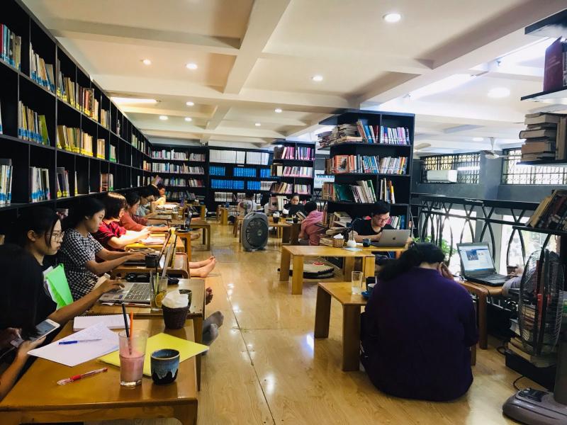 Thư Viện Cà Phê Đông Tây