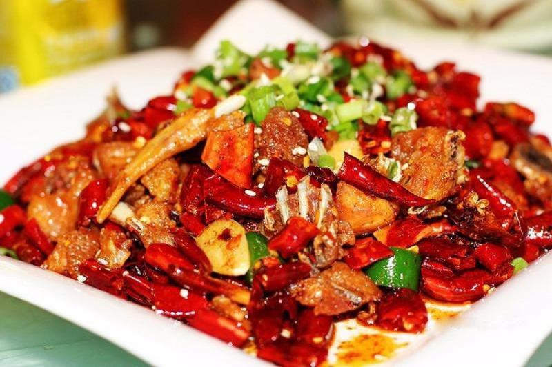 Thực phẩm cay trong ngày “đèn đỏ” có thể gây ra những cơn nóng giận, hoãn chu kỳ và kích thích sự phát ban của da và mụn trứng cá