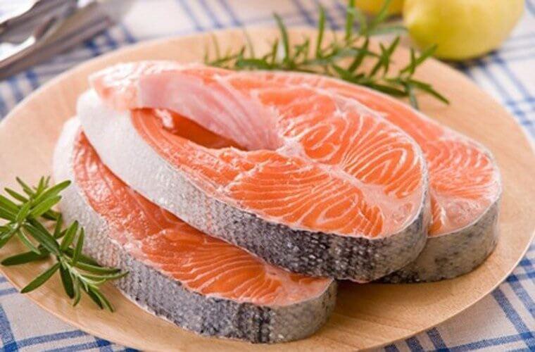 Cá hồi thực phẩm cung cấp vitamin và khoáng chất tốt cho nữ giới độ tuổi mãn kinh