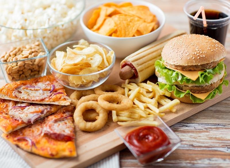 Thức ăn nhanh còn dễ gây ra tình trạng béo phì và phá hoại làn da của bạn