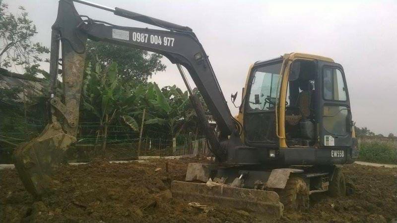 Máy xúc tại Anh Tiến