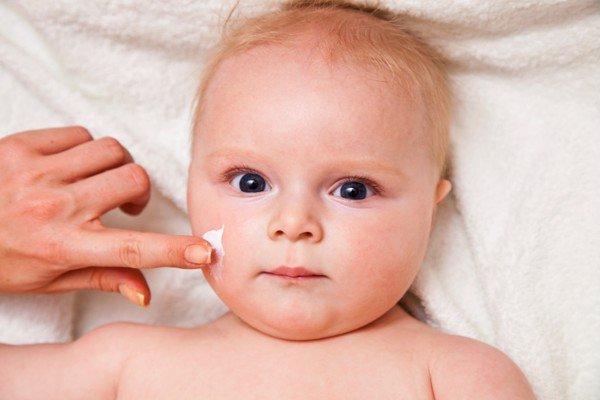 Thường xuyên dưỡng ẩm cho da của trẻ