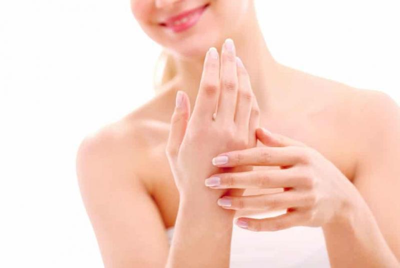 Bạn cần bổ sung độ ẩm để bàn tay luôn mềm mại, mịn màng