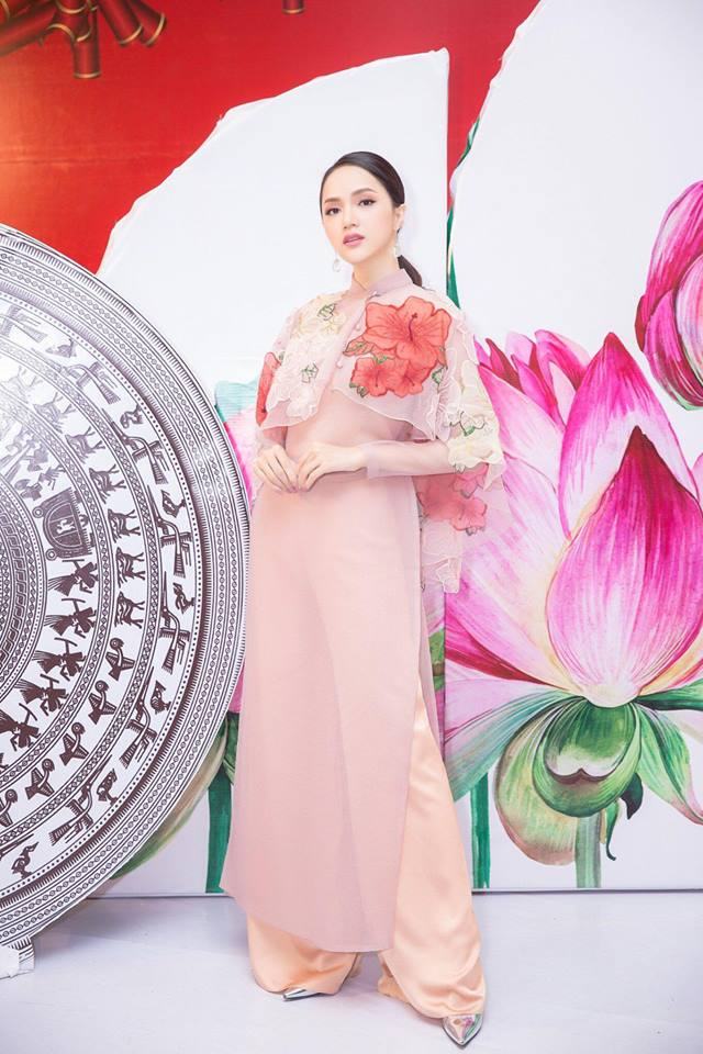 Áo dài cách tân của Thuỷ design house được may tỉ mỉ từng đường kim, chất liệu vải chọn lọc kĩ lưỡng, nét vẽ trang trí được làm thủ công cầu kỳ