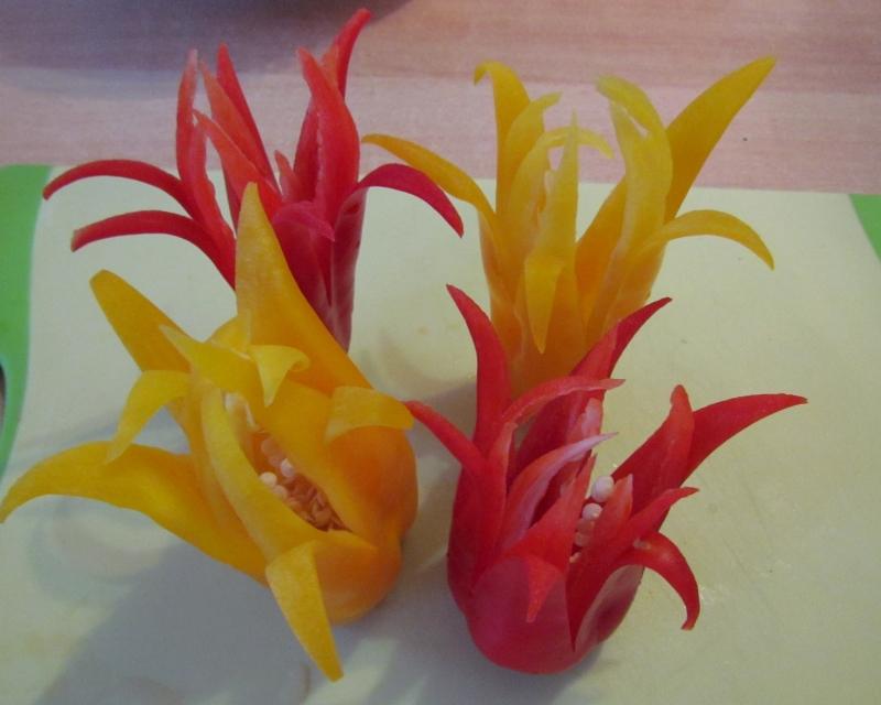 Tỉa hoa ly từ quả ớt