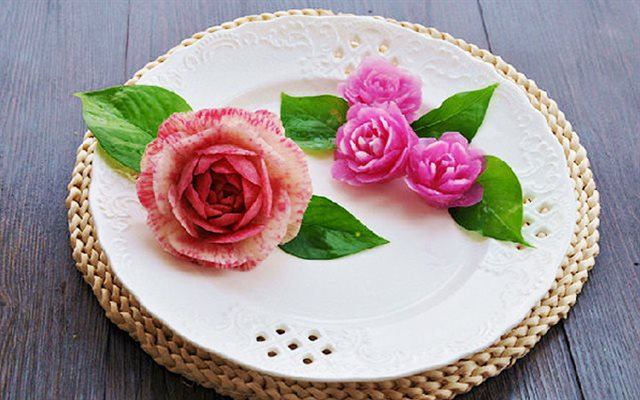 Tỉa hoa từ củ cải đỏ