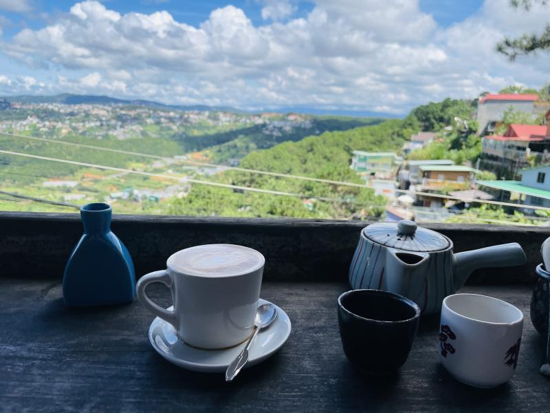 Tiệm cà phê Ba Quả Đồi