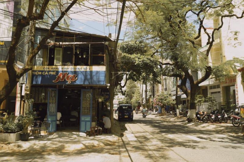Tiệm Cà Phê Hạ