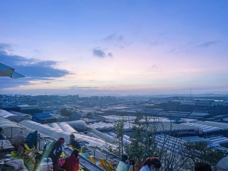 Tiệm Cà Phê Xóm Lèo