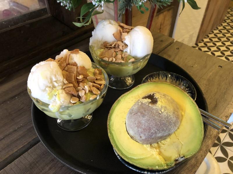 Tiệm Cafe - Chè - Kem Bơ Nhà Cam