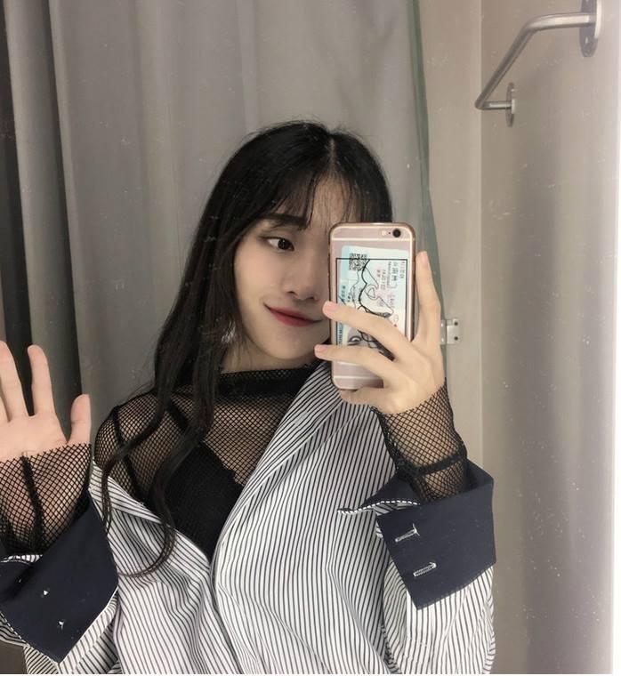 Áo lưới kết hợp cùng sơ mi tạo lên sự phá cách cho các cô nàng