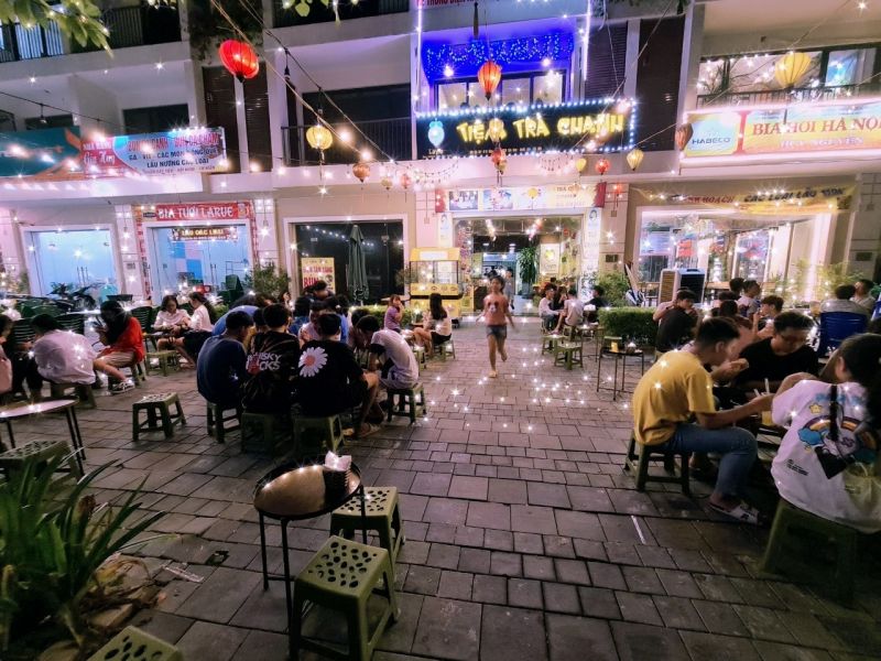 Ăn vặt và trà chanh cùng bạn bè