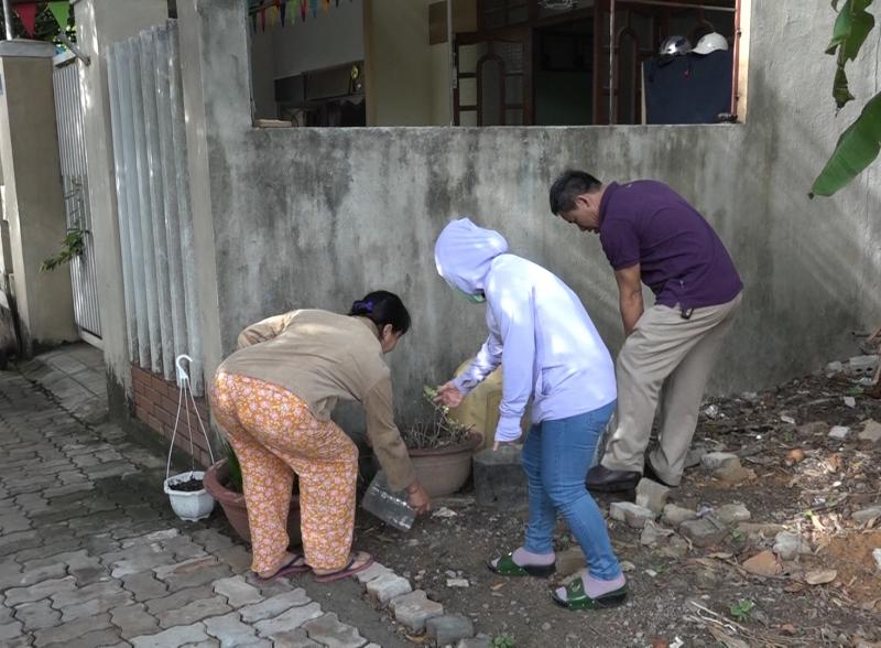 Tiến hành diệt muỗi, bọ gậy quanh khu vực nơi ở
