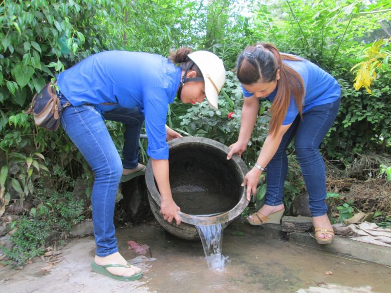 Tiến hành diệt muỗi, bọ gậy quanh khu vực nơi ở