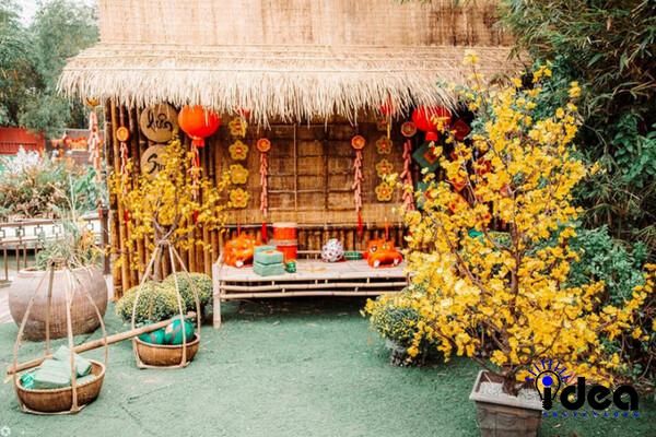 Tiểu cảnh trang trí tết 2024 với sạp hàng gỗ