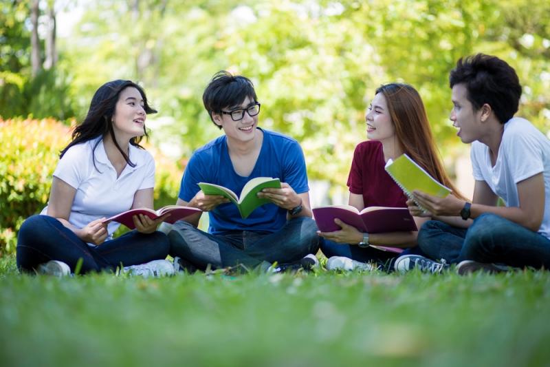 Tìm luật sư giỏi qua sự giới thiệu của bạn bè, người thân