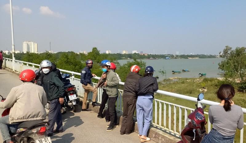 Hiện trường tại cầu Bến Thủy (Ảnh: PLO)