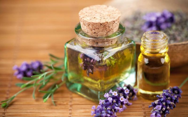 Tinh dầu oải hương trị nứt gót chân hiệu quả