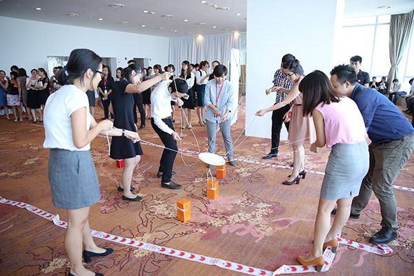 Buổi liên hoan chúc mừng ngày 20/10 sẽ trở nên ấn tượng hơn, vui vẻ hơn nếu có sự góp mặt của các trò chơi hoạt động.