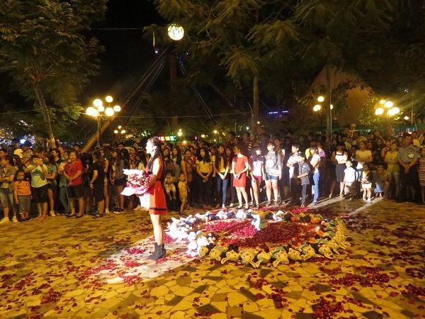 Thường thì khi được tỏ tình trước đám đông như vậy, cô gái sẽ rất dễ cảm động và đồng ý.