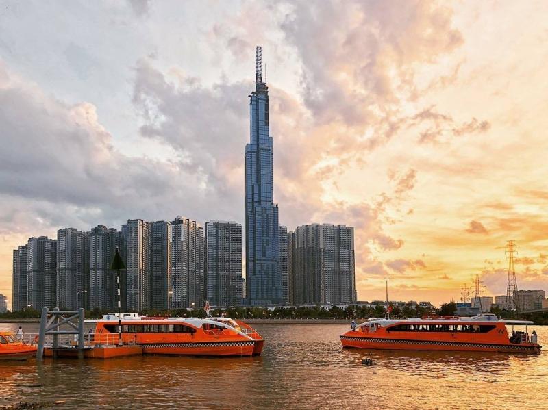 The Landmark 81 nhìn từ sông Sài Gòn