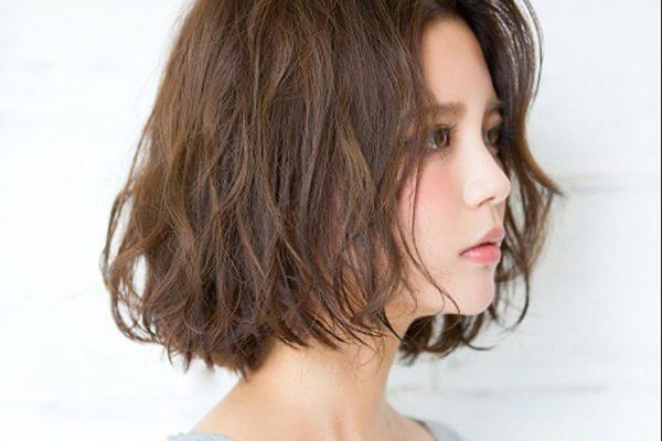 Tóc bob xoăn cho mặt gầy trở nên đầy đặn hơn