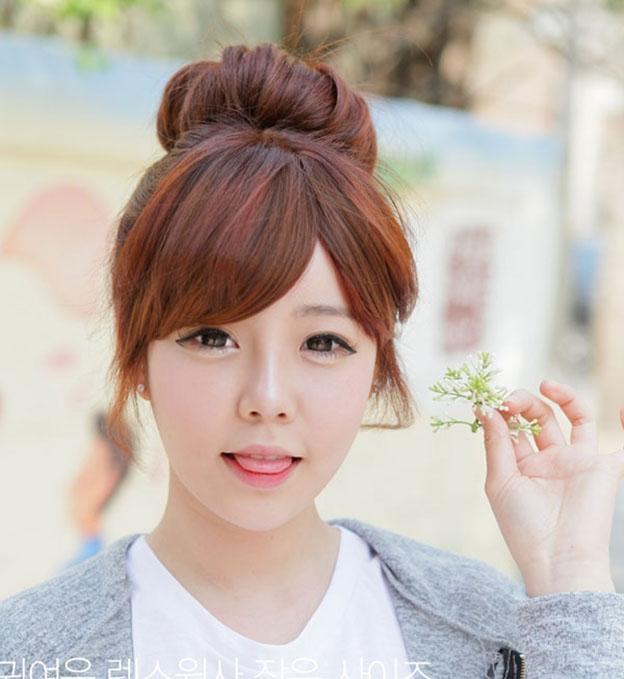 Tóc búi cao gọn gàng nhưng cũng không kém phần dễ thương và nữ tính