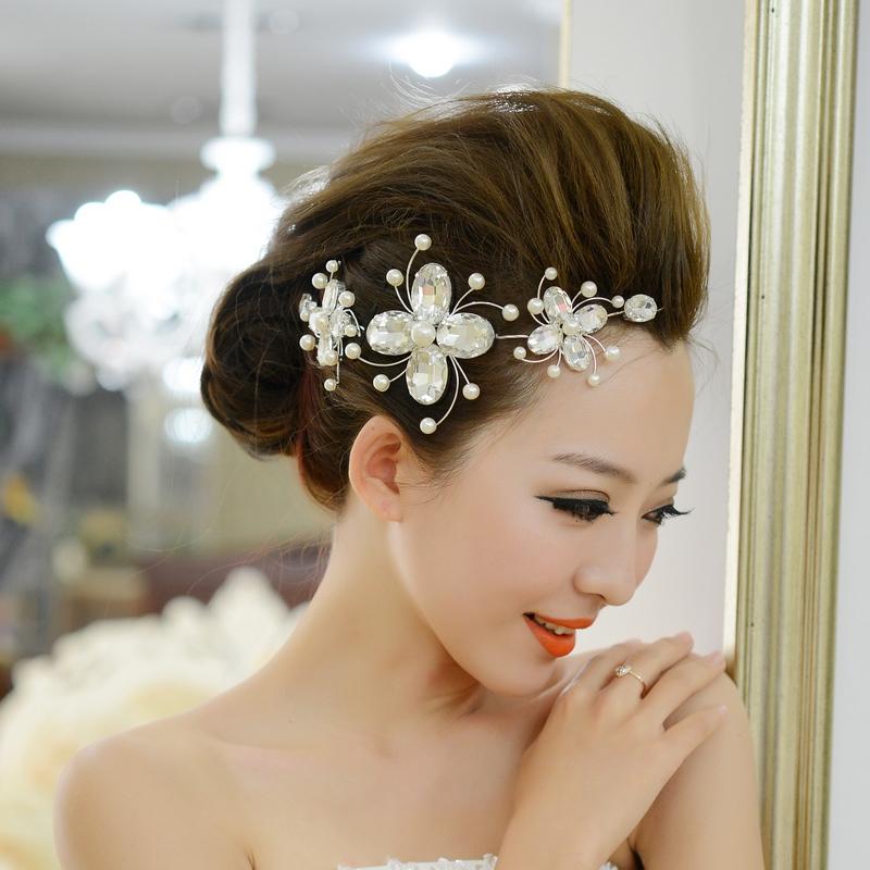 Kiểu tóc búi cao sẽ giúp cô dâu mang vẻ đẹp sang trọng, quý phái