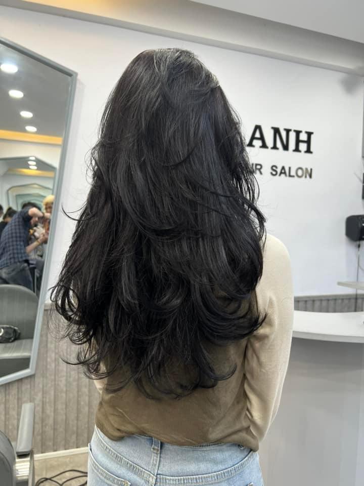 Tóc dài tỉa tầng uốn nhẹ đuôi tóc