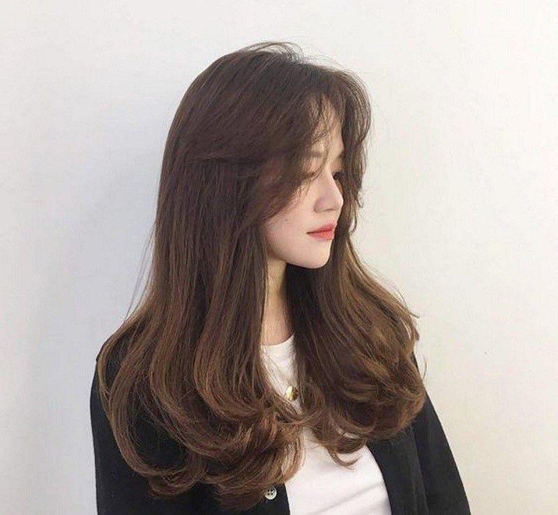 Tóc dài xoăn nhẹ phần đuôi