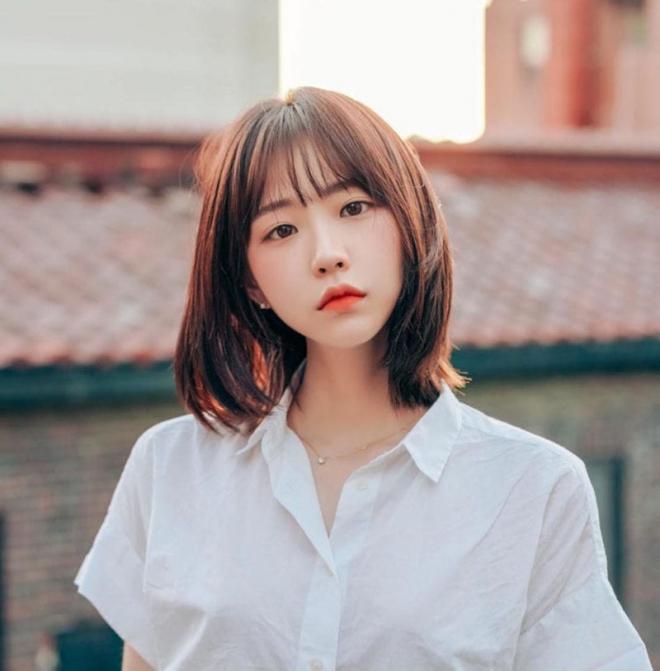 Mái tóc này chấm vai được duỗi thẳng và mái bằng sẽ là sự kết hợp tuyệt vời.