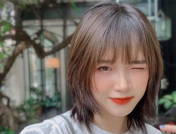 Tóc ngắn không mái cho cô nàng mặt trònTóc ngắn layer chấm xương quai xanh
