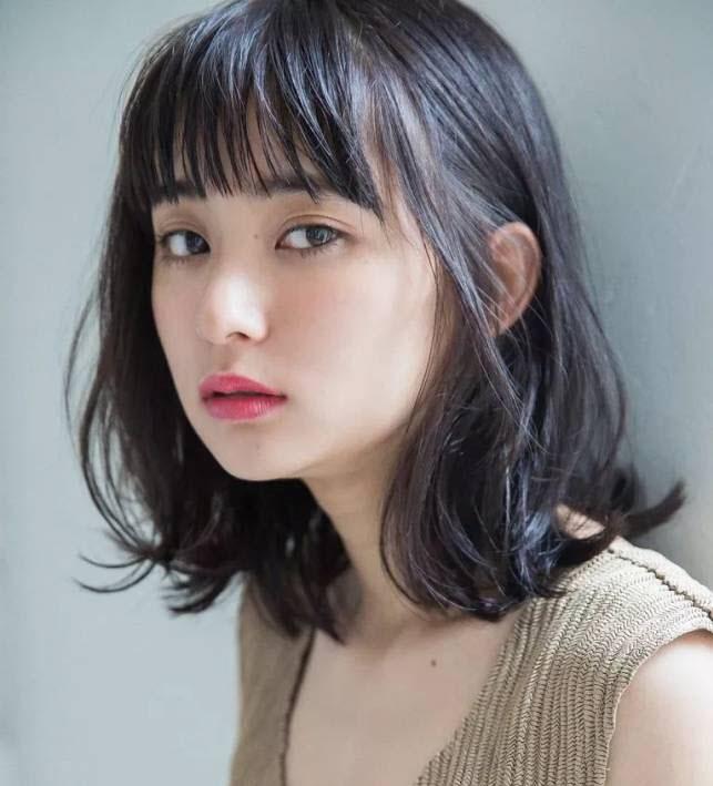 Tóc ngắn xoăn nhẹ