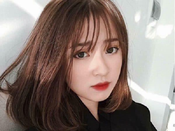 Tóc ngắn xoăn cụp đuôi