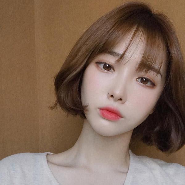 Tóc ngắn xoăn cụp đuôi