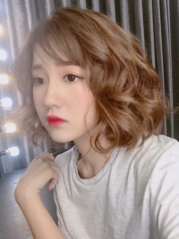 Tóc ngắn xoăn sóng gợi cảm sang trọng